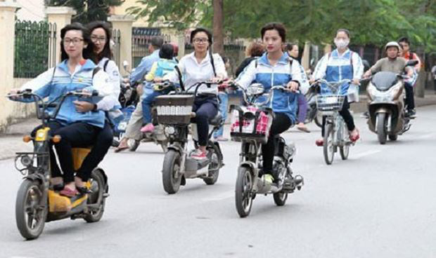 Học sinh phải có giấy phép lái xe mới được chạy xe đạp điện, xe máy - Ảnh 1.